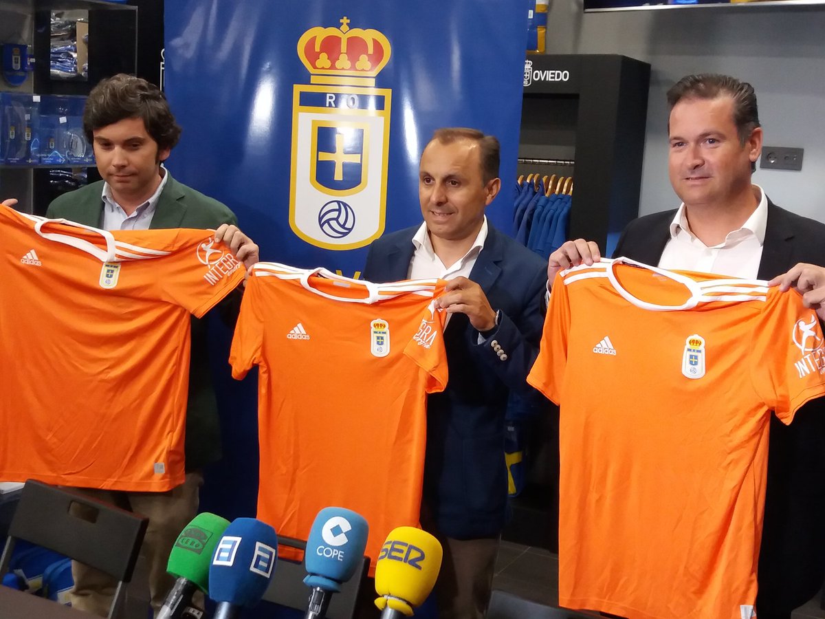 El naranja Integra Energía en la tercera equipación del Real Oviedo